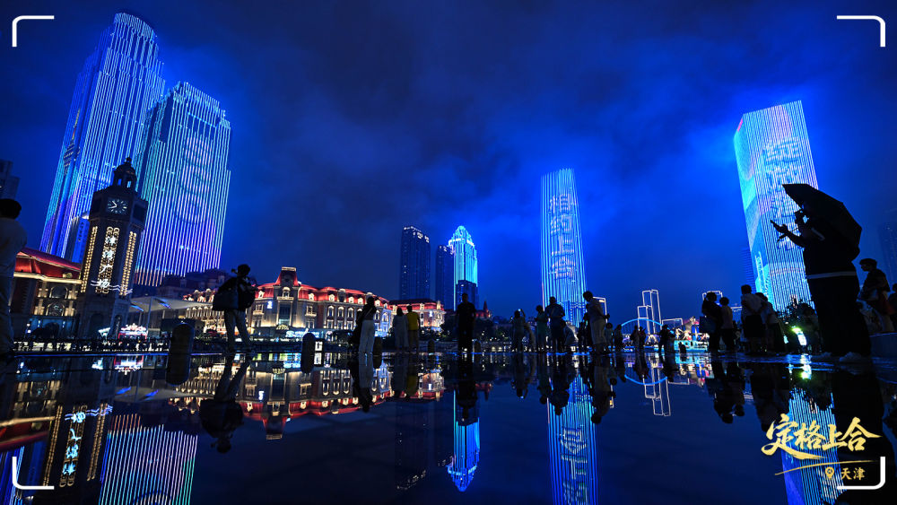天津海河沿岸的燈光秀。