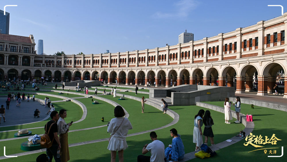 市民游客在天津民園廣場內休閑。