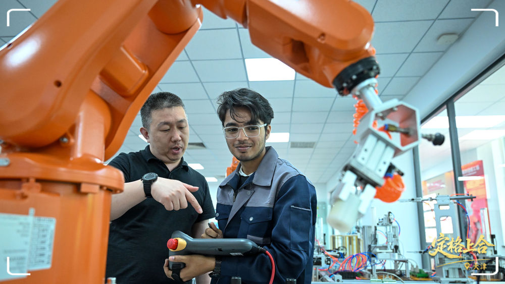 在天津現代職業技術學院魯班工坊實訓教室,教師指導來自巴基斯坦的學生操作設備。