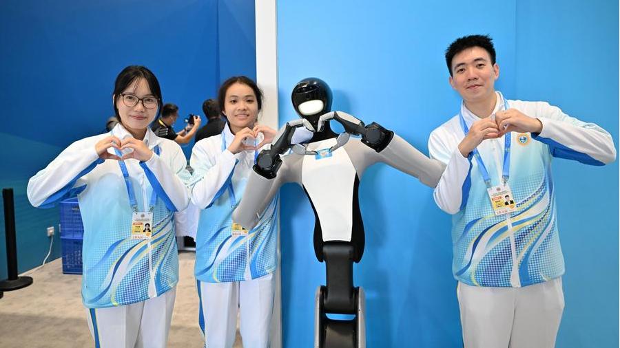 Volunteers contribute youthful vigor at SCO Summit 2025