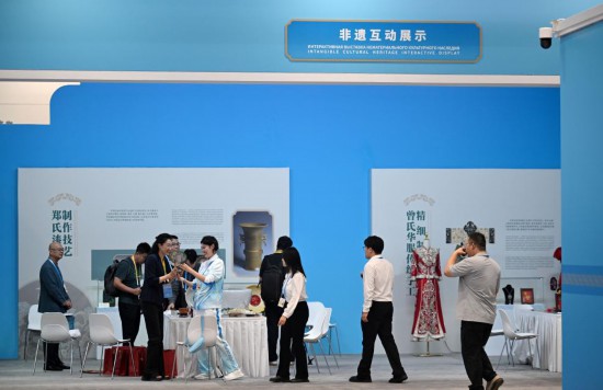 8月28日,媒體記者在新聞中心非遺互動展示區了解非遺技藝。新華社記者 趙子碩 攝