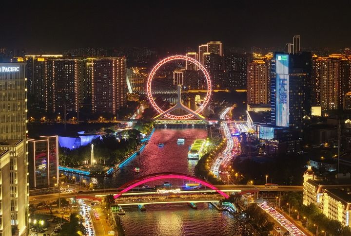天津海河夜景(2025年8月22日攝,無人機照片)。新華社記者 李然 攝
