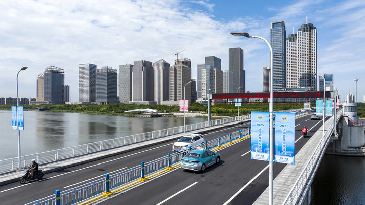 在天津市濱海新區(qū),道路旁的路燈上懸掛著“2025上海合作組織峰會”等標(biāo)識(2025年8月22日攝)。新華社記者 趙子碩 攝